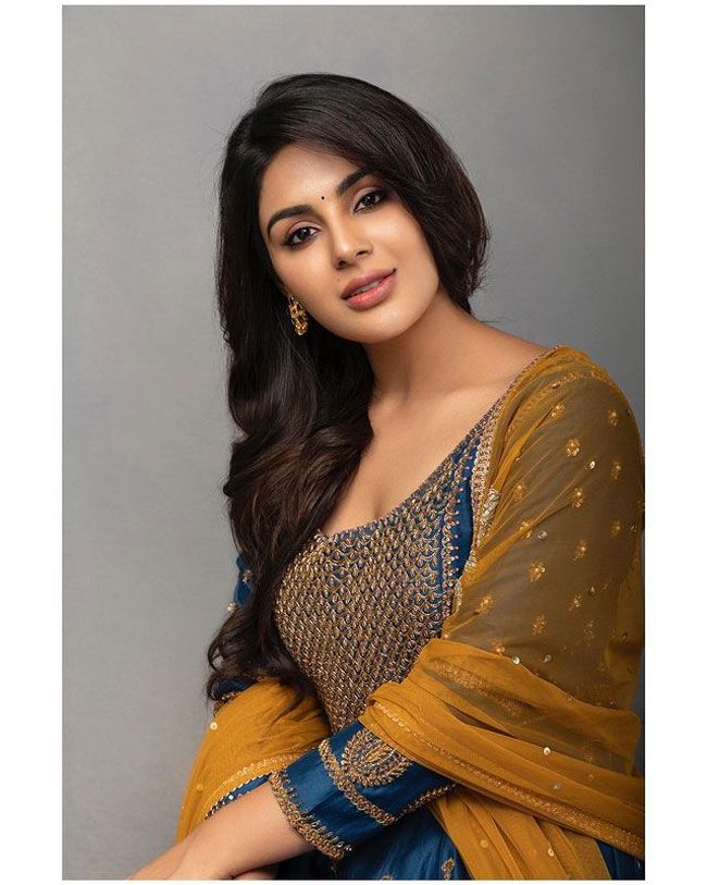 Samyuktha Menon Staggering Poses At Gym